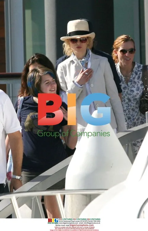 Kidman and Urban Enjoy Family Outing on Sydney Harbor