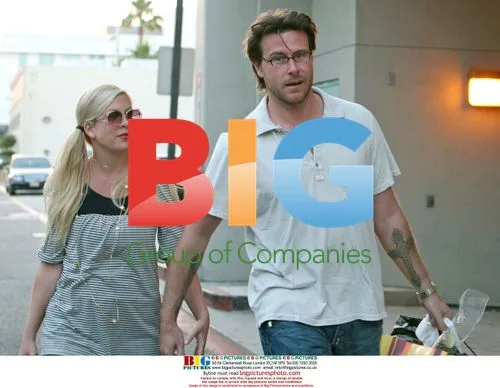 Tori Spelling and Dean McDermott Shopping