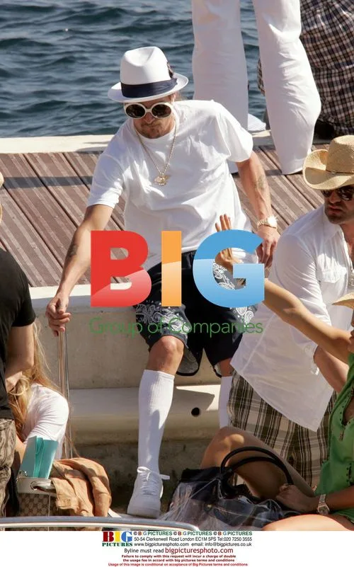 Kid Rock and girlfriend meet James Blunt in Cannes