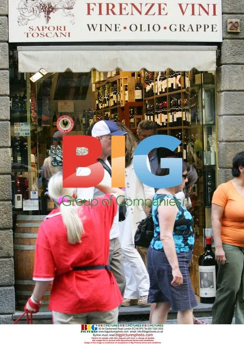 Elizabeth Hurley and Arun Nayar Shopping in Florence