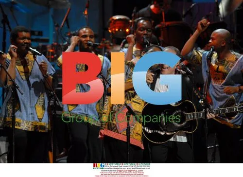 Paul Simon Performs with Ladysmith Black Mambazo