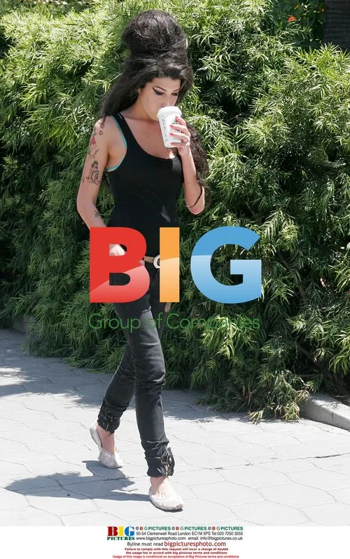Singer Amy Winehouse gets coffee in LA