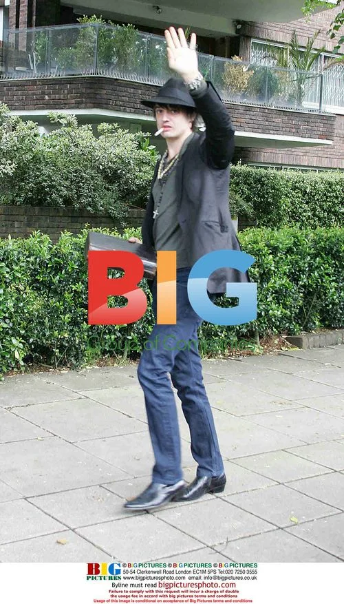Pete Doherty leaves Kate at home