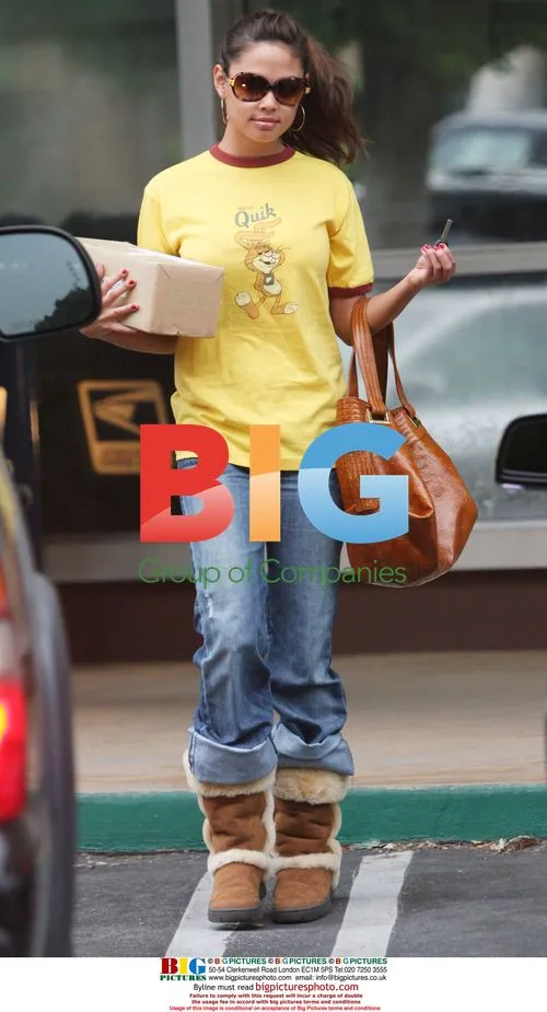 Vanessa Minnillo runs errands in LA