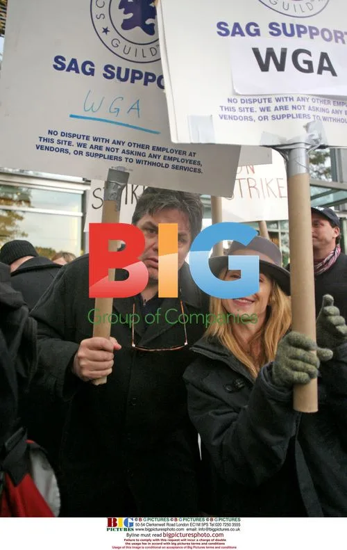 Actors Join Writers Strike Outside Time Warner Center