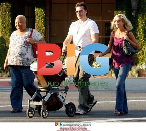 Tori Spelling and Dean McDermott Shopping