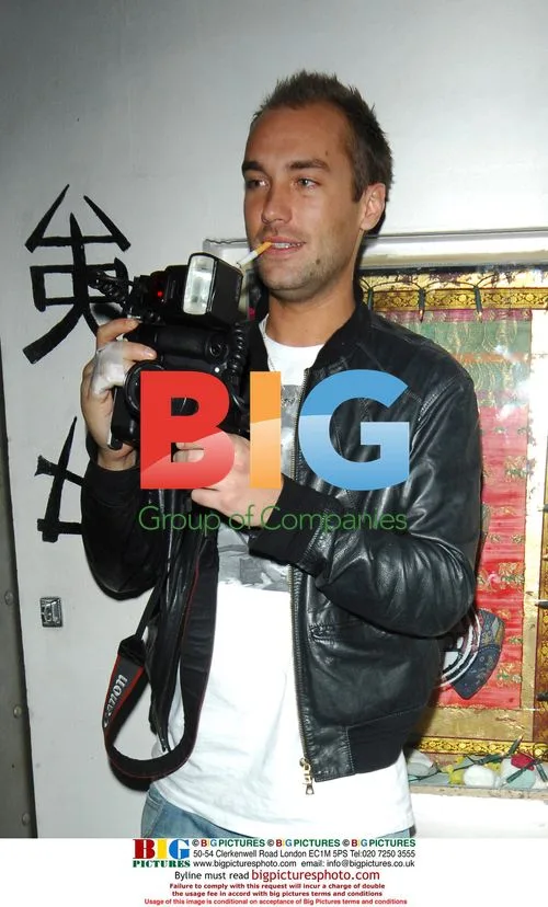Calum Best tries to be a paparazzi photographer