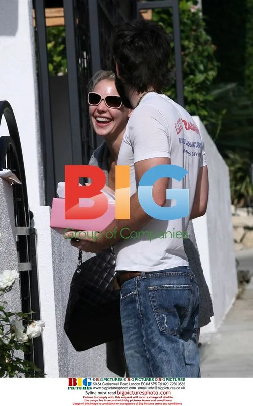 Katherine Heigl and Josh Kelly grab donuts