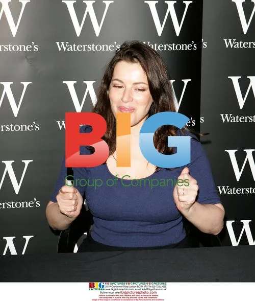 Nigella Lawson signs \"Nigella Express\" book