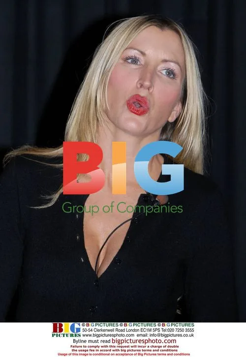Heather Mills Leaving Hotel, Signing Petition in Dublin