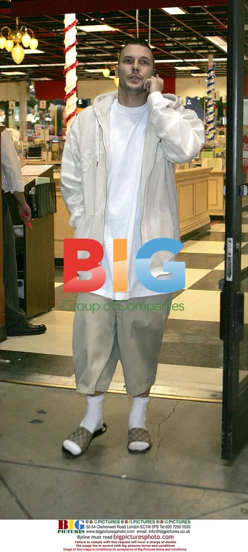 Kevin Federline shopping at Frys