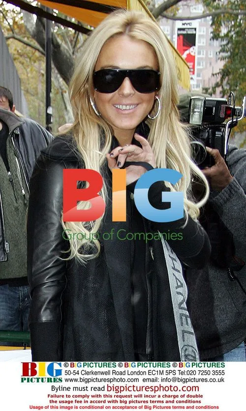 Lindsay Lohan Shopping with Mom in NYC