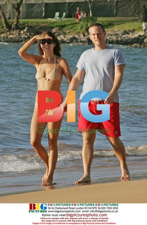 Kate Walsh and husband stroll on Maui beach