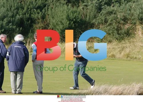 Hugh Grant Eats Sandwich While Golfing