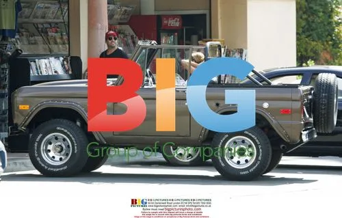 Jeremy Piven buys magazines in Malibu