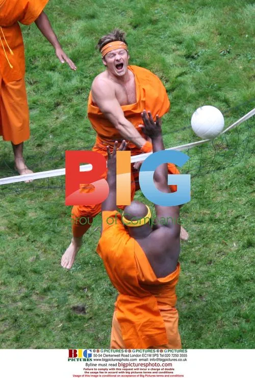 Steve Zahn Plays Volleyball on "Management" Set