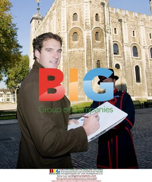 Knight, Beefeater, and Dan Snow Launch Drawing Competition at Tower of London
