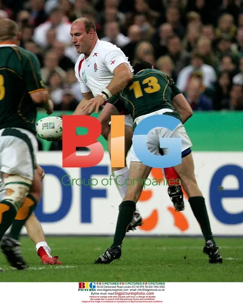 Lawrence Dallaglio offloads during 2007 Rugby World Cup final