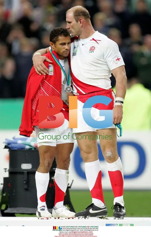 Dallaglio consoles Robinson after RWC 2007 Final