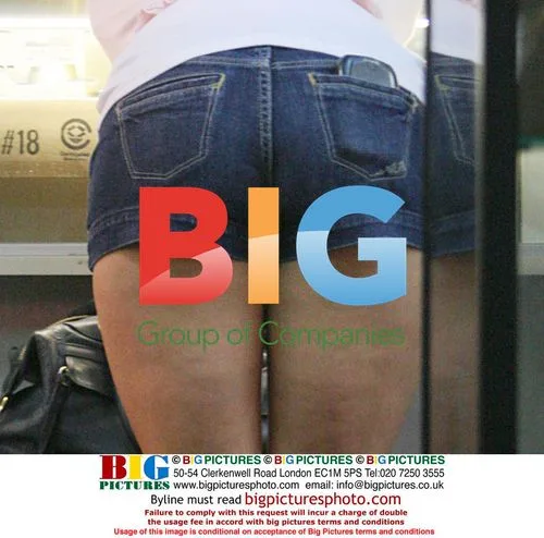 Hayden Panettiere Shopping for Camera