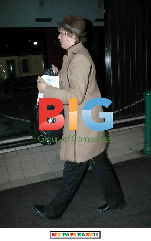 Pete Doherty and Babyshambles Grab Burger Before Gig
