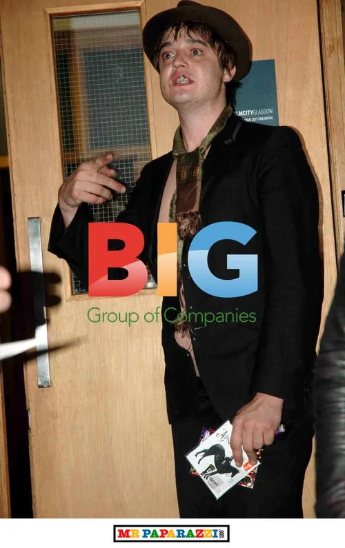 Pete Doherty and Babyshambles Get Burgers in Glasgow