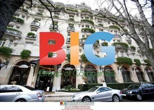 Ben Affleck Exits Paris Hotel