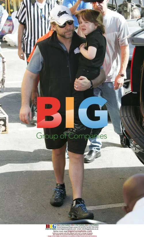 Russell Crowe and family shop for Halloween
