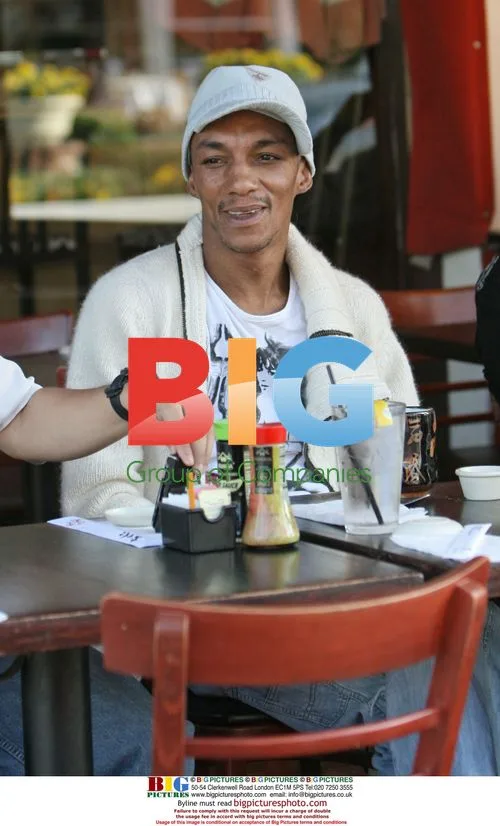 Singer Tricky dines with friends