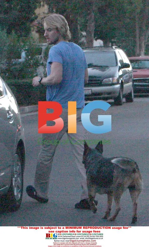 Owen Wilson leaves home with dog