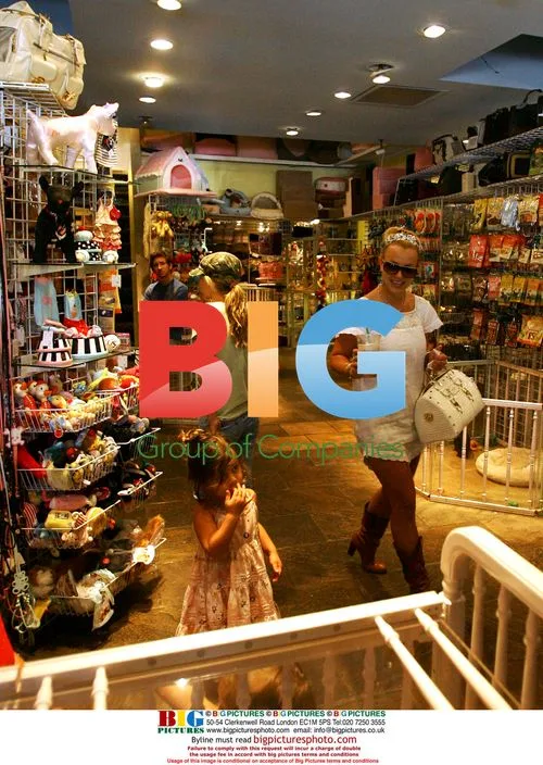 Britney Spears goes shopping for her dog