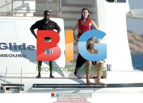 Anne Hathaway on Yacht with Boyfriend