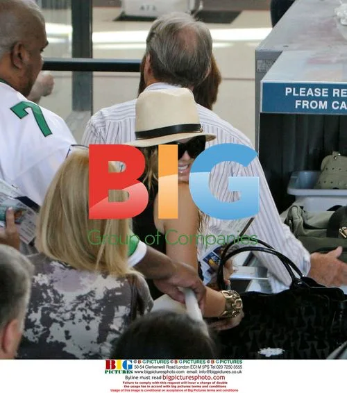 Fergie Arrives at LAX, Runs Into Nicky Hilton