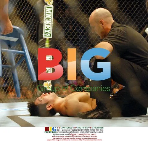 Bloodied Naoyuki Kotani knocked out by Dennis Sliver at UFC 75