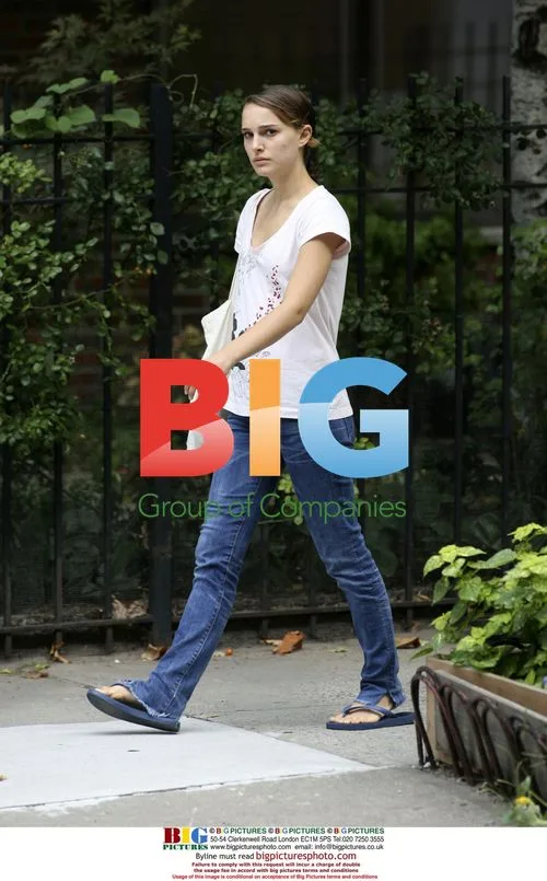 Natalie Portman Walks to Apartment