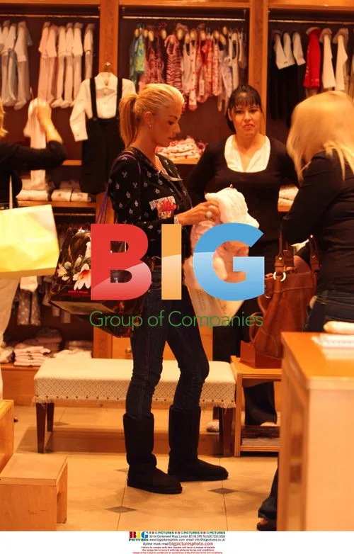 Katie Price goes shopping with mom