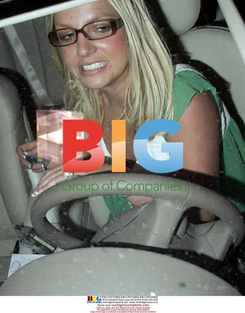 Troubled Britney Spears goes shopping