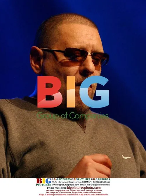 Shaun Ryder Flouts Smoking Ban