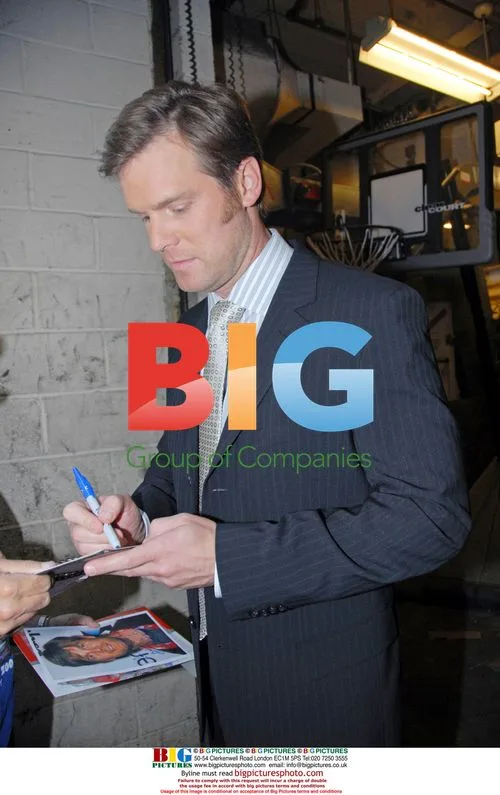 Peter Krause Signs Autographs