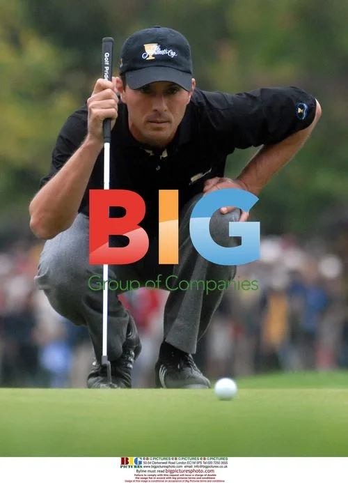 Mike Weir Lining Up Putt at 2007 Presidents Cup