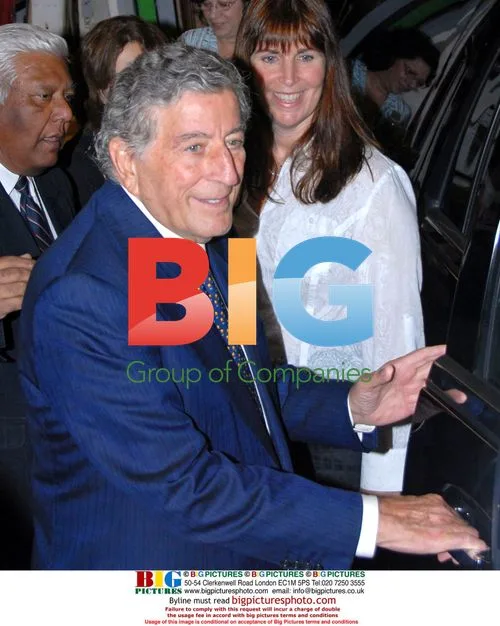 Tony Bennett Signing Autographs