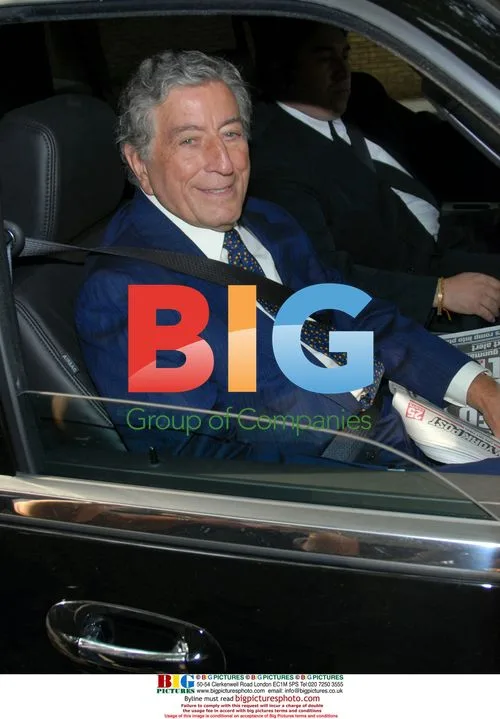 Tony Bennett signs autographs after Regis and Kelly appearance