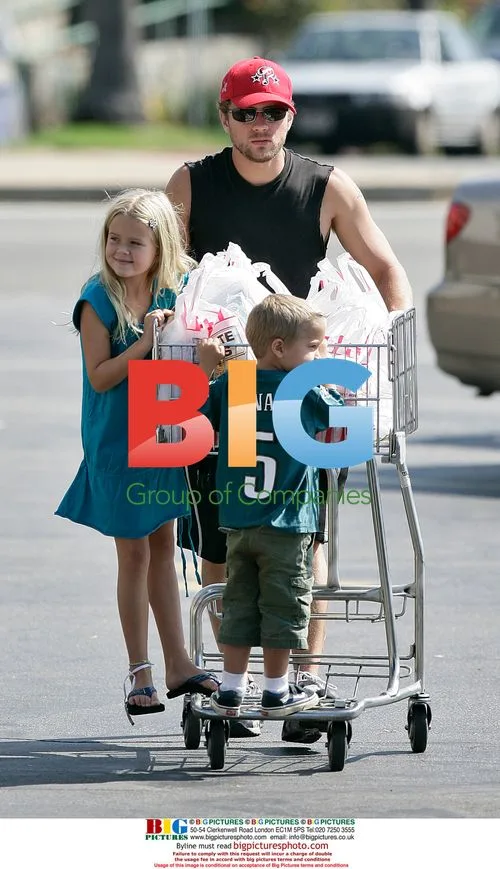 Ryan Phillippe and kids on shopping cart