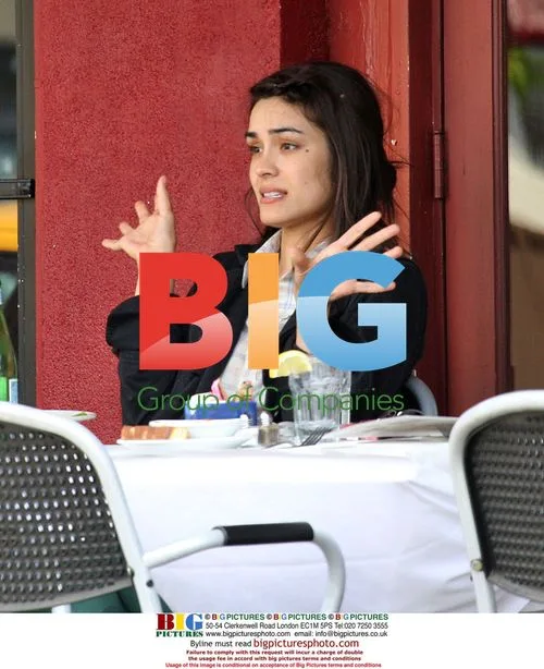 Shannyn Sossamon gets lunch and parking ticket
