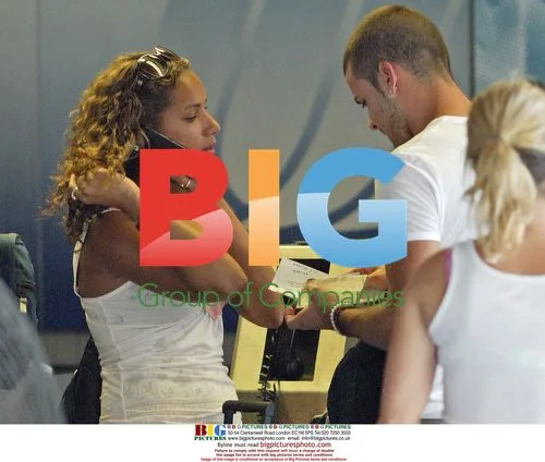Leona Lewis and boyfriend Lou depart Hawaii
