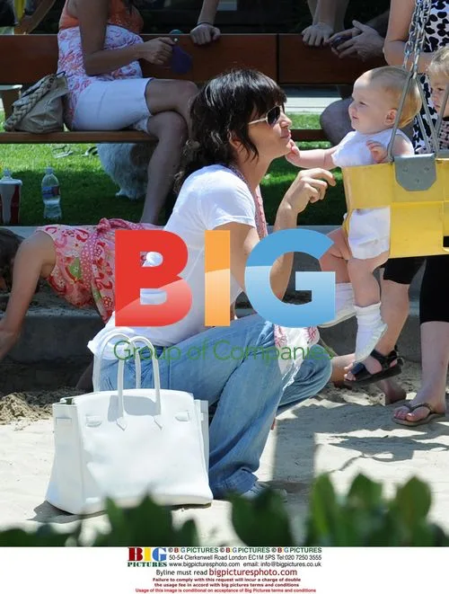 Rosetta Getty plays with daughter in Malibu