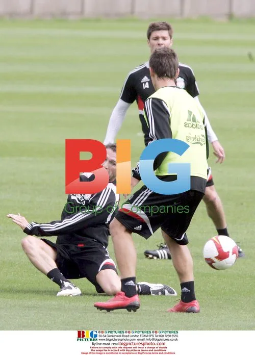 Robbie Keane trains with Liverpool teammates