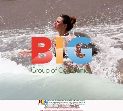 Marisa Jara Soaks Up the Sun