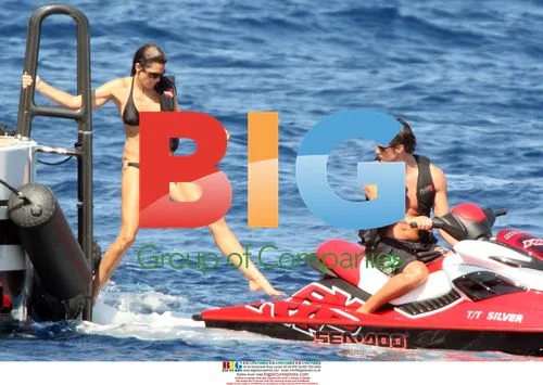 Cindy Crawford Relaxes on Mediterranean Cruise