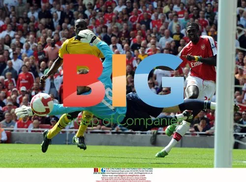 Emmanuel Adebayor shoots past Carson